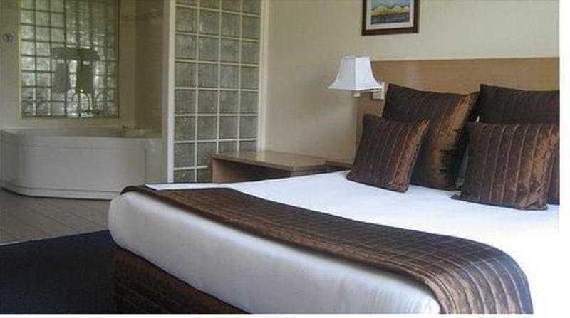 Best Western Plus Hovell Tree Inn Олбери Номер фото